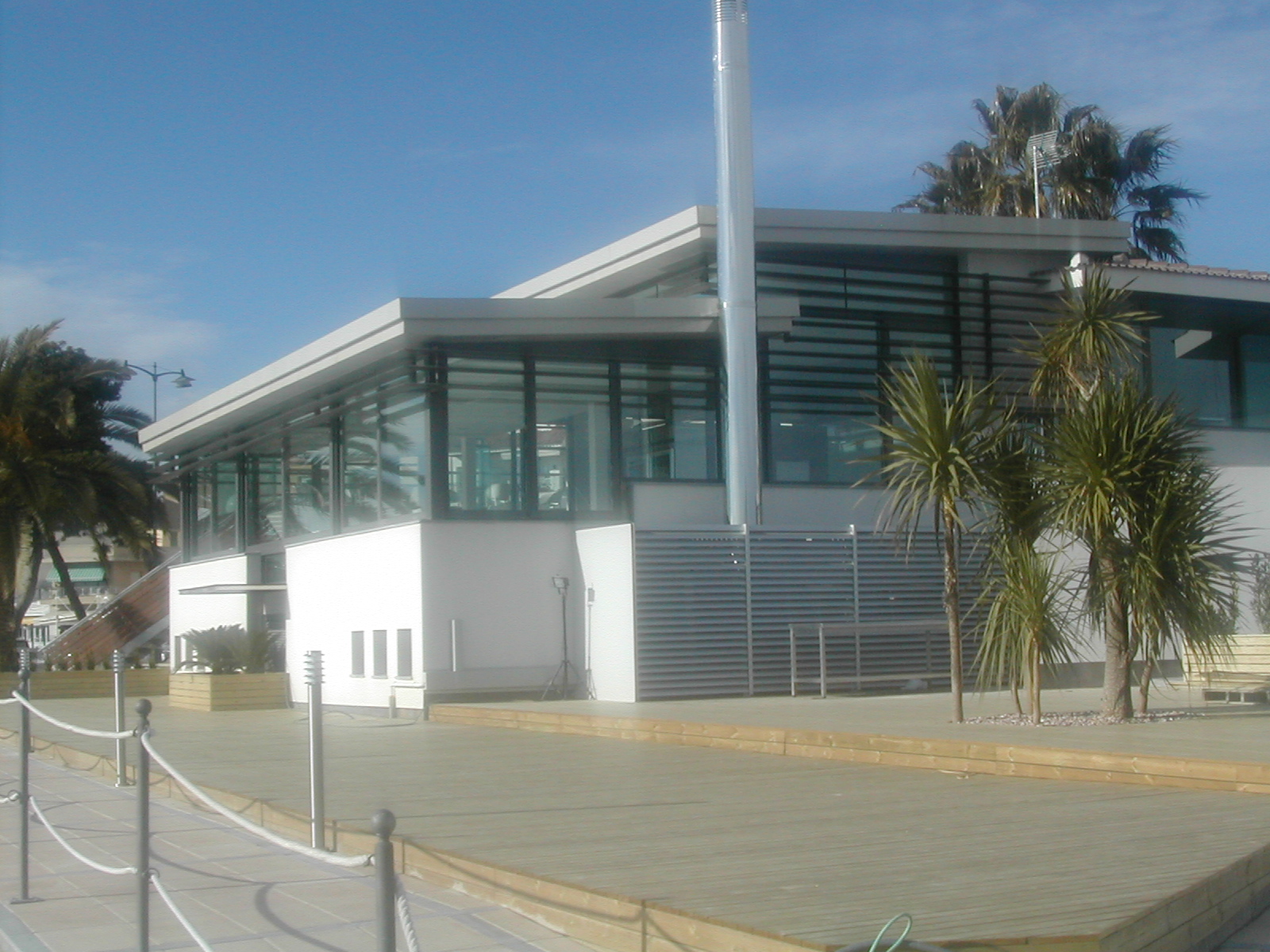 Carpintería de aluminio para edificios públicos - Club Nàutic Cambrils