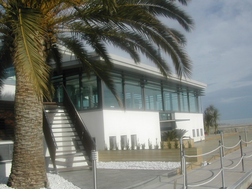 Carpintería de aluminio para edificios públicos - Club Nàutic Cambrils
