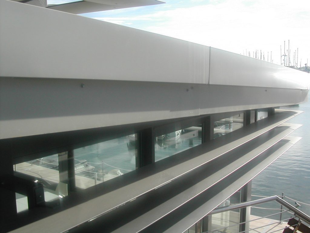 Carpintería de aluminio para edificios públicos - Club Nàutic Cambrils